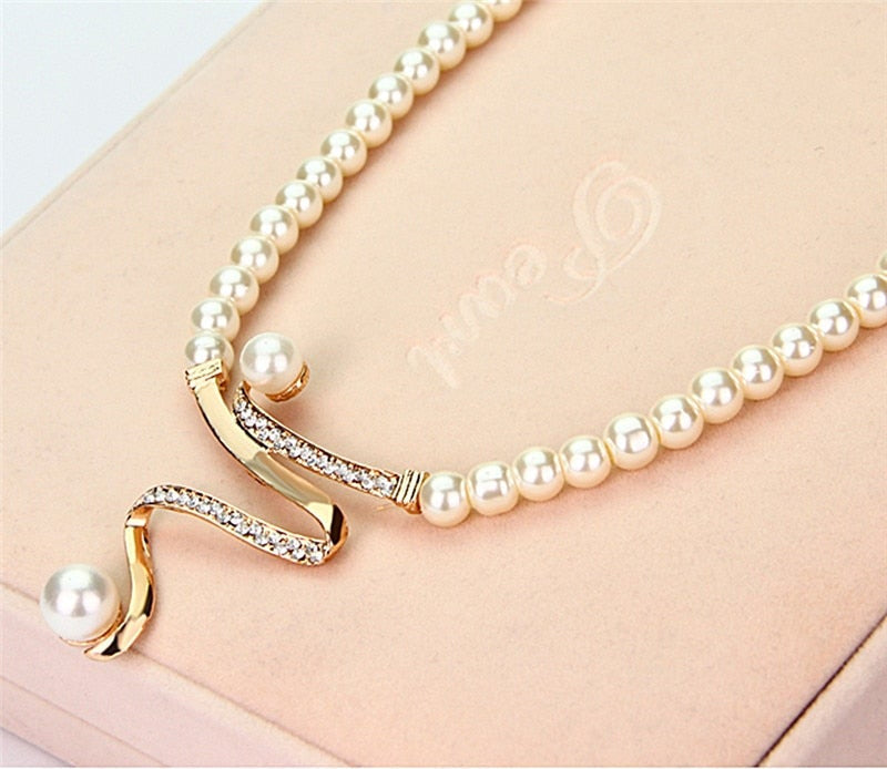 Elegant Necklace and Earrings Set with Natural Pearls – For an Exceptional Style