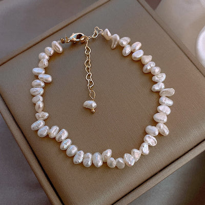 Elegant Céline Pearl Bracelet – Add a Touch of Luxury to Your Style