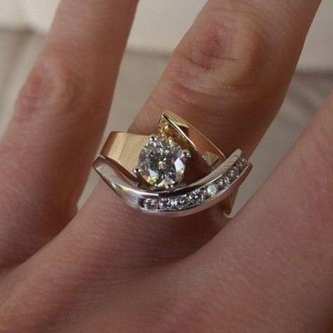 Elegant Vintage Gold and Silver Ring with a Sparkling Zirconia