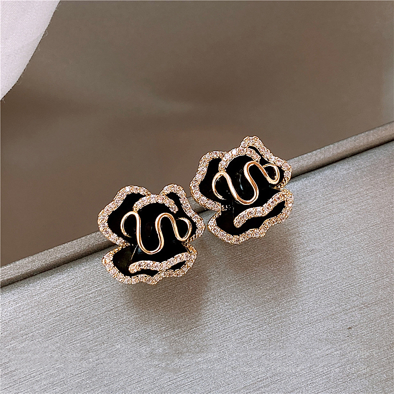 Elegant Black Earrings with Golden Lotus Design – Exceptional Jewellery for All Occasions