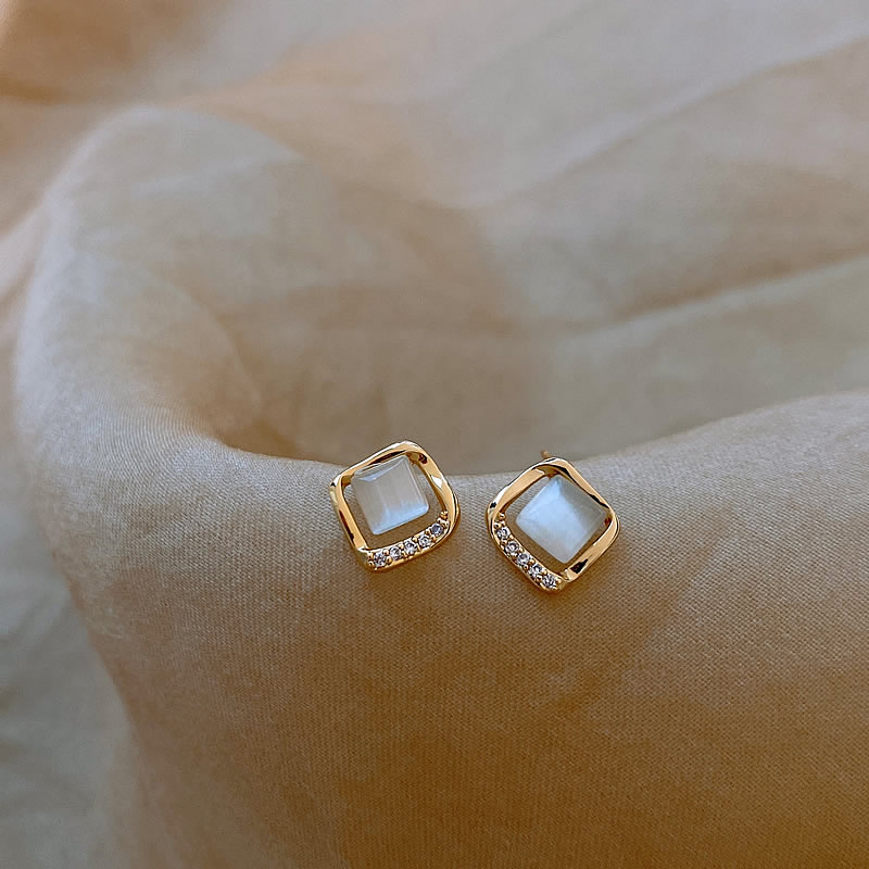 Elegant Long Earrings with Golden Moon Crystal – For Exceptional Shine
