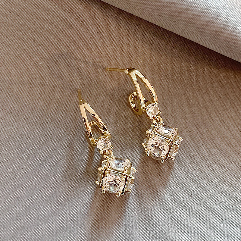 Elegant Voluminous Earrings with Gold Zirconia – An Exceptional Accessory for Any Outfit
