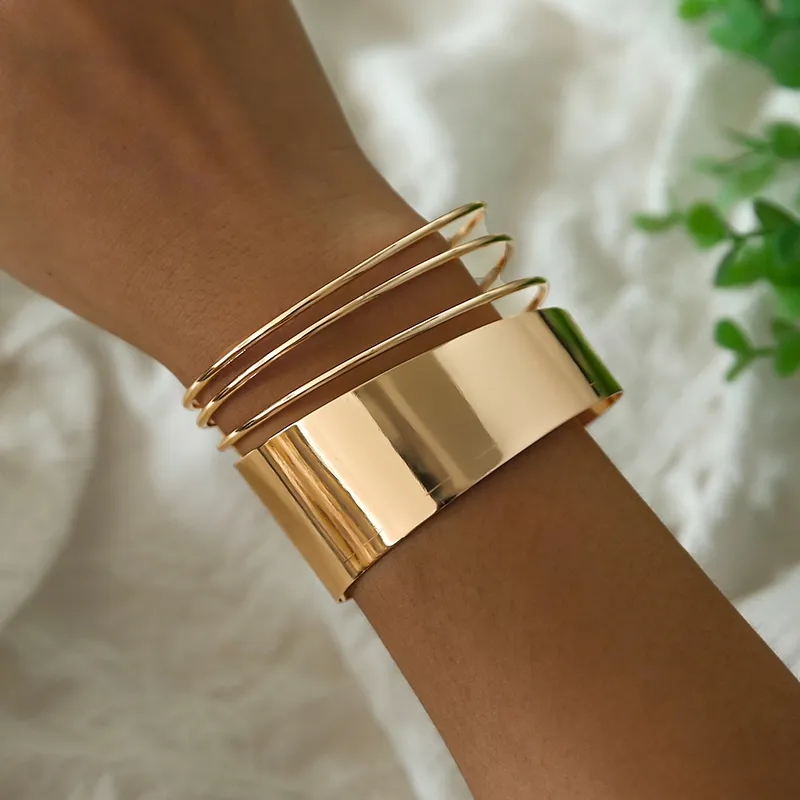 Elegant Vintage Gold Bracelet in a Classic Style