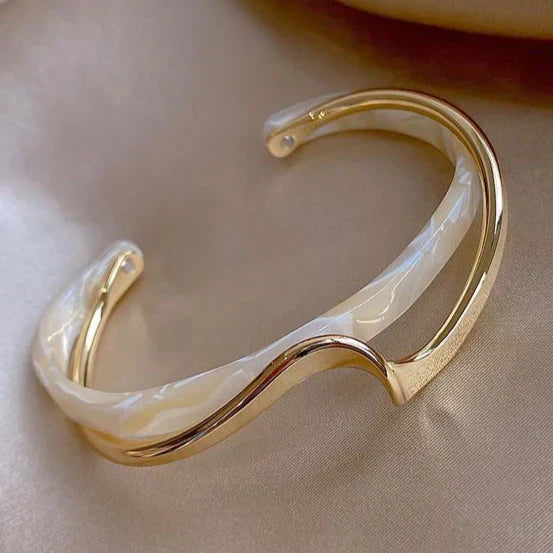 Elegant Jewellery with a Captivating White Opal