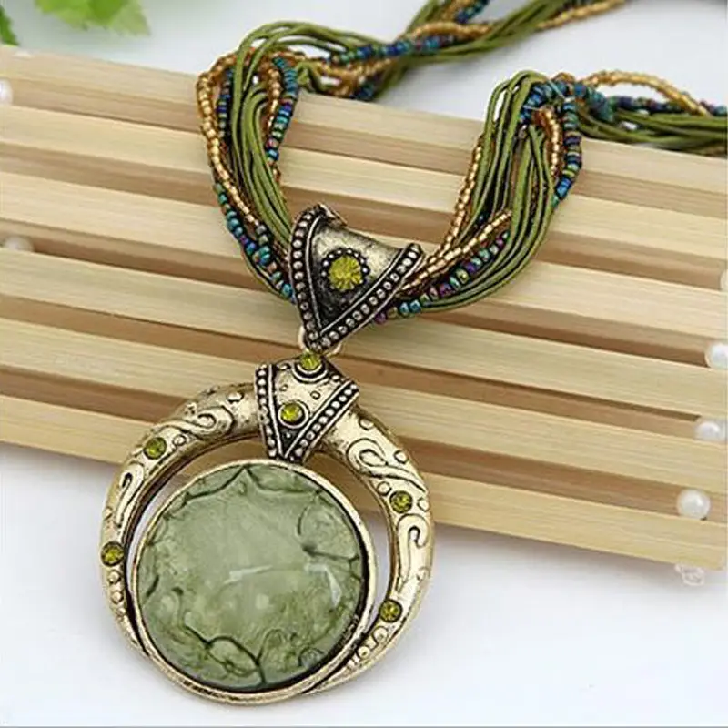 Elegant Green and Golden Necklace for a Unique Style